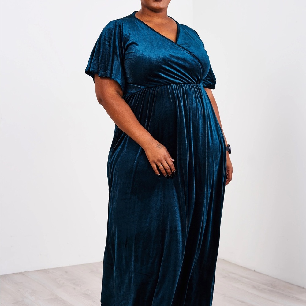 Long velour w/flutter sleeve & nursing access with the perfect weight.worn twice